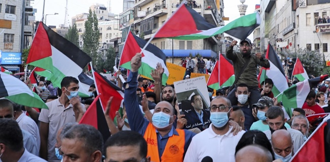 Saat Israel Merayakannya, Palestina Mengacungkan Bendera Dan Berteriak 'Kesepakatan Memalukan' Kepada UEA dan Bahrain