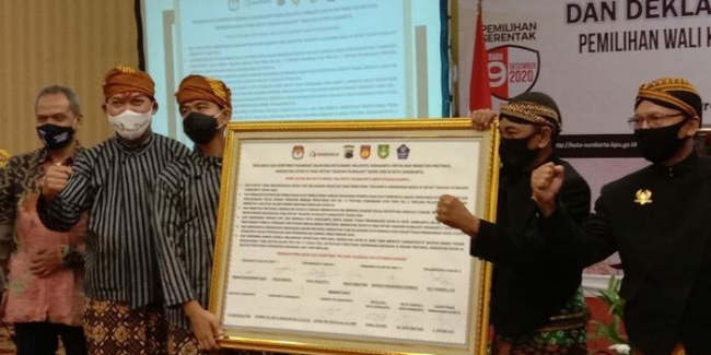 Kompak Gunakan Pakaian Adat Jawa, 2 Paslon Pilkada Solo Deklarasikan Pilkada Damai