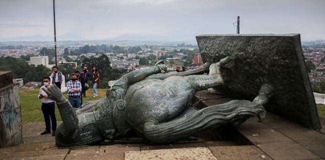 Puluhan Warga Adat Kolombia Robohkan Patung Penakluk Spanyol Sebastian de Belalcazar