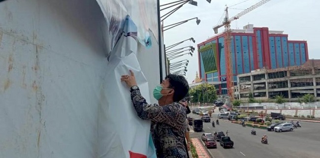 Masa Kampanye Belum Mulai, Bawaslu Bandarlampung Copot Paksa Baliho 3 Paslon