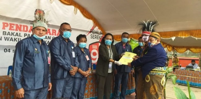 Diiringi Kombinasi Adat Marind Dan Jawa, Paslon Hermes Lolos Verifikasi Persyaratan Pendaftaran Pilkada Merauke