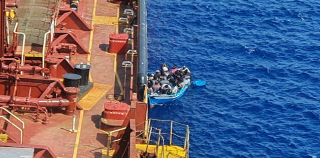 Hampir Dua Bulan Terjebak Di Laut, Para Migran Diselamatkan Tanker Dan Diijinkan Mendarat Di Italia