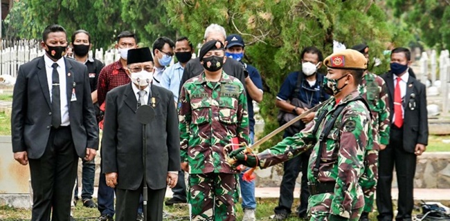 Jusuf Kalla Pimpin Upacara Pemakaman Jakob Oetama Secara Militer
