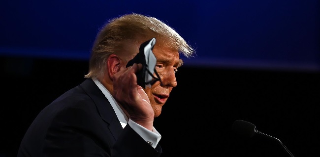 Di Panggung Debat, Trump Ejek Biden Karena Kenakan Masker