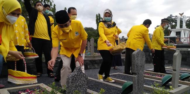 Peringati HUT Ke-56, Partai Golkar Jawa Tengah Tabur Bunga DI TMP Giri Mulya