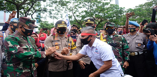 Patut Dicontoh, Polda Jateng Bersama Buruh Berbagi Bunga Dan Minuman Saat Demo
