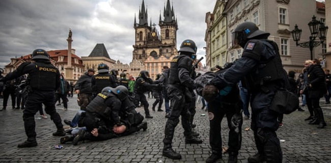 Polisi Ceko Hadapi Dua Ribu Pendemo Yang Menentang Aturan Pembatasan Covid-19