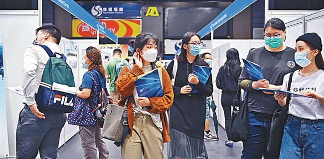 Pandemik Melahirkan Banyak Pengangguran, Pencari Kerja Di China Serbu Pameran Bursa Kerja