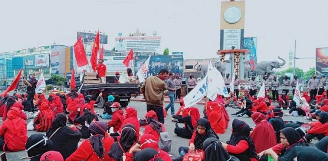 Tak Lagi Ke Gedung DPRD, Ratusan Buruh Di Lampung Pilih Tugu Adipura Sebagai Tempat Unjuk Rasa