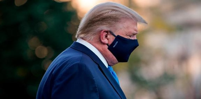 Sambil Kepalkan Tinju Donald Trump Tinggalkan Rumah Sakit, Kembali Ke Gedung Putih