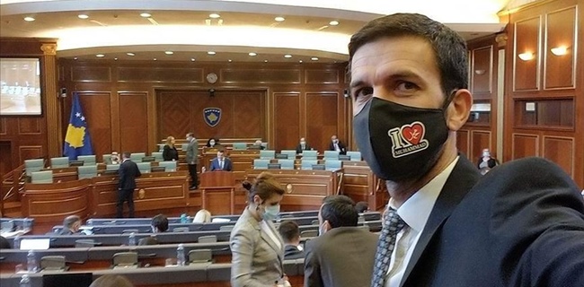 Sindir Dubes Kosovo Untuk Prancis, Anggota Parlemen Pakai Masker Bertuliskan 'Aku Cinta Muhammad'