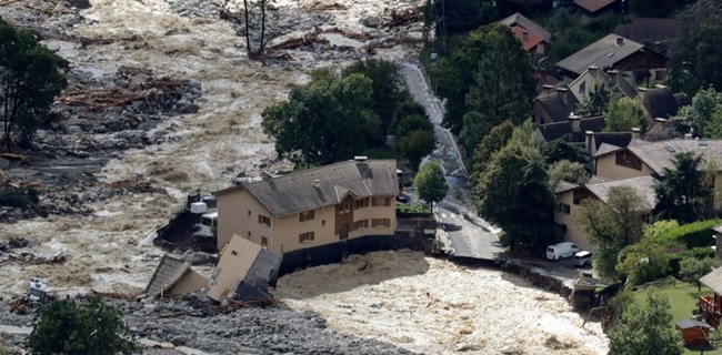 Petugas Penyelamat Prancis-Italia Terus Lakukan Upaya Pencarian Korban Banjir Dahsyat