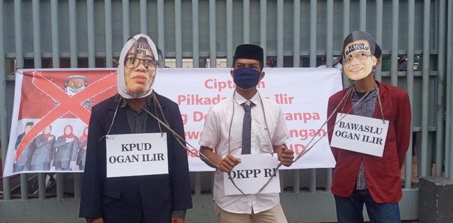 Demo Diskualifikasi Paslon Ilyas-Endang Diwarnai Aksi Teatrikal Ikat Leher Bawaslu Dan KPUD