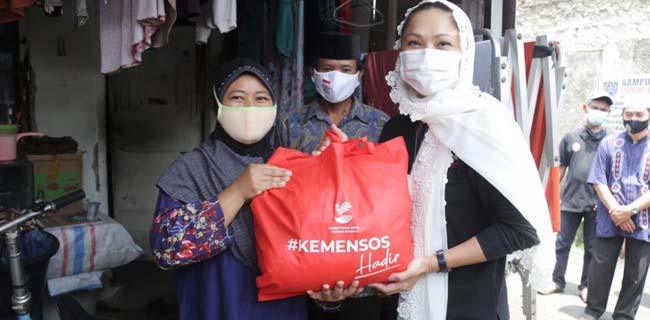 Kemensos Bagikan Ribuan Bansos Ke Petugas Pemakaman Di Jakarta