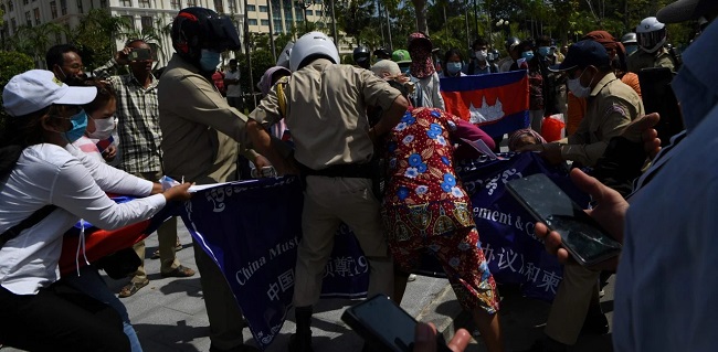 Tolak Kehadiran Militer China, Warga Kamboja Gelar Aksi Protes Dekat Kedutaan