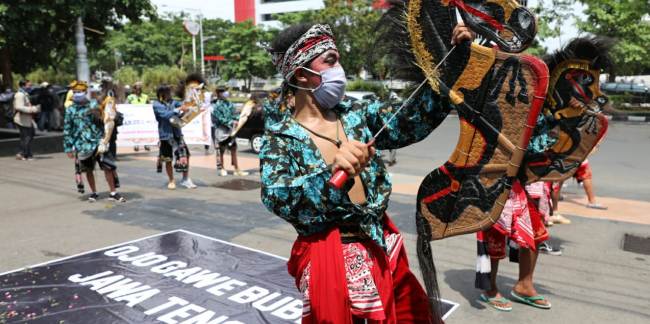 Serukan Perdamaian, Seniman Jaran Kepang Di Semarang Turun Ke Jalanan