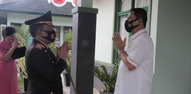 Kapolda Sulut Beri Kejutan Pangdam XIII/Merdeka Di HUT TNI Ke 75