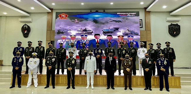Bersama Gubernur Anies, Ketua DPRD DKI Ikuti Upacara HUT TNI Dari Makodam Jaya