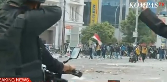 Kibasan Merah Putih Warnai Kerusuhan Demo Di Harmoni