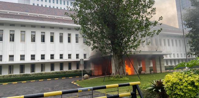 Patung Kuda Dikuasai Brimob, Lobi Gedung Di Kementerian ESDM Terbakar