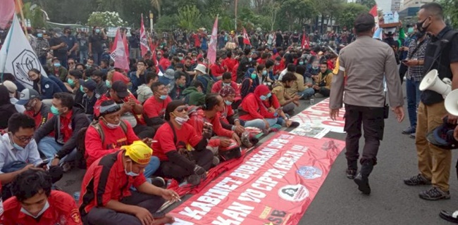 Merembet Ke Surabaya, Mahasiswa Dan Buruh Demo Di Depan Gedung Grahadi