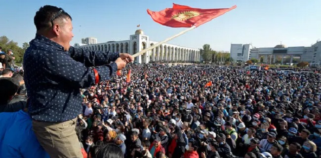 Aksi Protes Makin Tak Terkendali, Para Pengunjuk Rasa Di Kyrgyzstan Bebaskan Mantan PM Dan Presiden