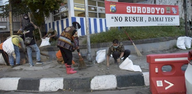 Antisipasi Demo Di Surabaya, Risma Bersih-bersih Kerikil Jalanan