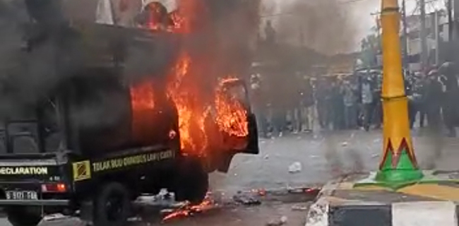 Mobil Komando Massa Buruh Di Cikarang Terbakar
