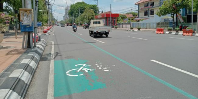 Belum Lama Dibuat, Jalur Sepeda Di Semarang Kok Sudah Luntur?