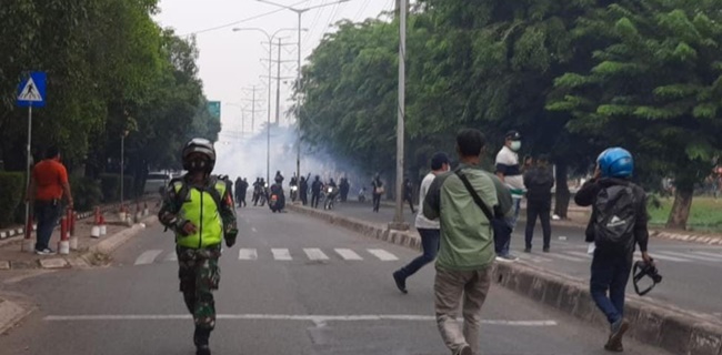 Melebar Ke Bekasi, Bentrok Mahasiswa Dan Polisi Pecah Menjelang Petang