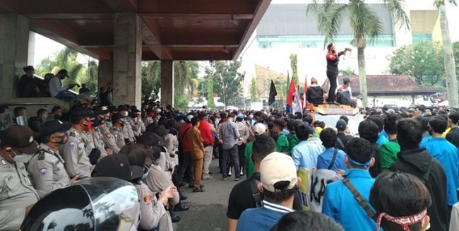 Di Sumsel, Mahasiswa Terus Membisingkan Tolak Omnibus Law Dan Berusaha Masuk Gedung Wakil Rakyat