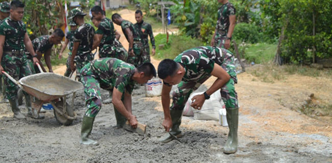 Personel Satgas TMMD 109 Lakukan Pengecoran Jalan Desa Tirta Karya