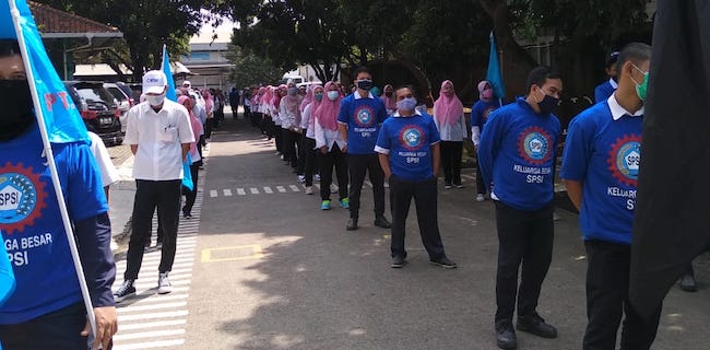 Di Bekasi, Ribuan Buruh Konvoi Ke Gedung DPRD