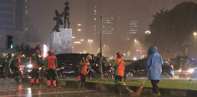 Puji Kerja Cepat Pasukan Pelangi Bersihkan Sampah Unjuk Rasa, Anies: Jakarta Harus Kembali Bersih Kurang Dari 6 Jam