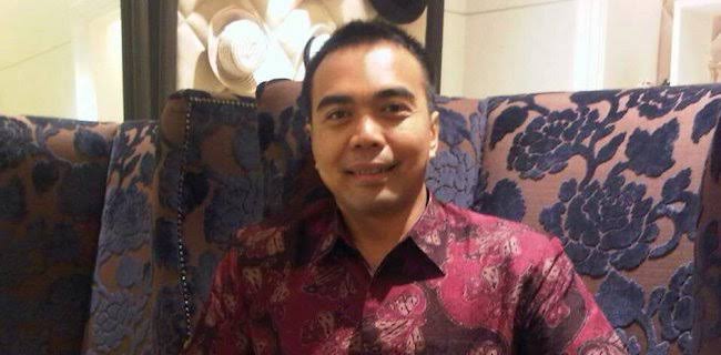 Pengamat: Pencopotan Baliho HRS Oleh TNI Bak <i>Banyolan</i> "Tidak Pernah Perang, Bunuh Nyamuk Dengan Meriam"