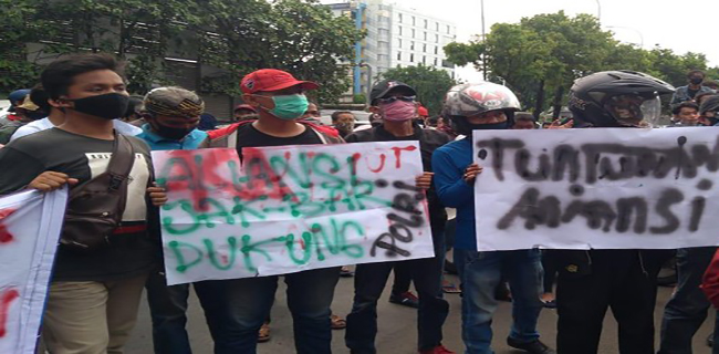 Massa Geruduk Mapolres Jakbar, Dukung Polisi Tindak Pelanggar Prokes