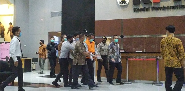 Edhy Prabowo Kenakan Rompi Oranye Lengkap Dengan Borgol Di Tangan