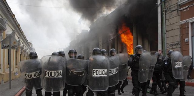 Protes Anggaran 2021, Pengunjuk Rasa Guatemela Bakar Gedung Kongres