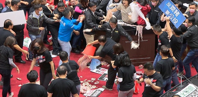 Debat Sengit Soal Impor, Usus Babi Pun Beterbangan Di Gedung Parlemen Taiwan