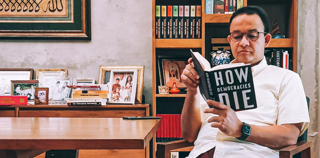 Foto Anies Baswedan Baca Buku, Hensat: Mungkin Sedang Membaca Bahwa Demokrasi Di Indonesia Bisa Mati