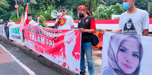 Demo Tolak Kehadiran HRS, Elemen Warga Surabaya Bawa Poster Nikita Mirzani