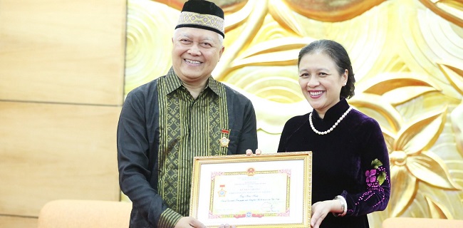 Sukses Perkuat Hubungan Indonesia-Vietnam, Dubes Ibnu Hadi Dapat Medali Persahabatan