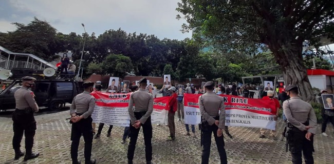 Bawa Beragam Atribut, AMUK Riau Gelar Demo Di Depan KPK