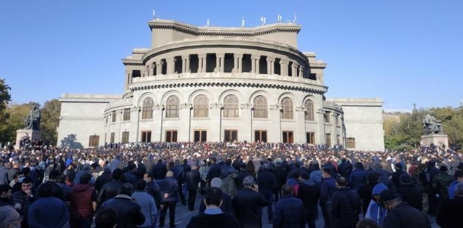 Aksi Unjuk Rasa Tuntut Mundur Perdana Menteri Armenia, Ribuan Pendemo Teriakkan: Nikol Pengkhianat!