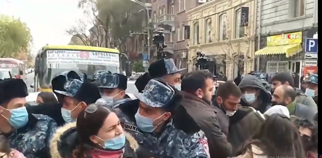 Massa Kembali Turun Ke Jalan Tuntut PM Armenia Nikol Pashinyan Mengundurkan Diri