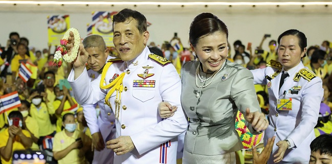 Di Tengah Gelombang Protes, Raja Thailand Sapa Para Pendukungnya