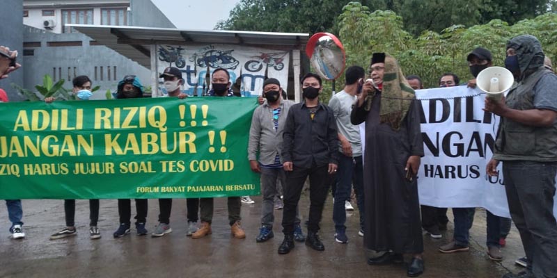 Warga Bogor Demonstrasi Desak Habib Rizieq Lakukan Isolasi Di RS