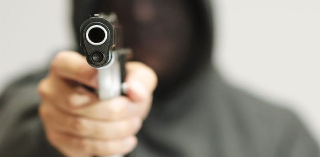 'Pamerkan' Pistol Ke Respsionis Hotel, Seorang Pria Langsung Menginap Di Polsek Kelapa Dua Tangerang