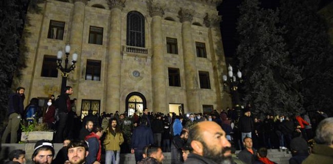 Tak Terima Dengan Kesepakatan Damai Karabakh, Warga Armenia Kepung Gedung Parlemen