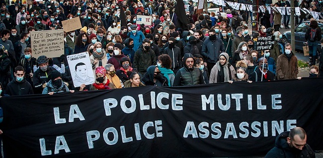 Protes Melawan Kekerasan Polisi Di Paris Berakhir Rusuh, Polisi Gunakan Meriam Air Hingga Granat Kejut